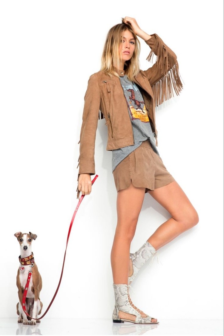 verão-roupas-shorts-marrom-bege-com franjas-cachorro-sandálias-jaqueta de couro