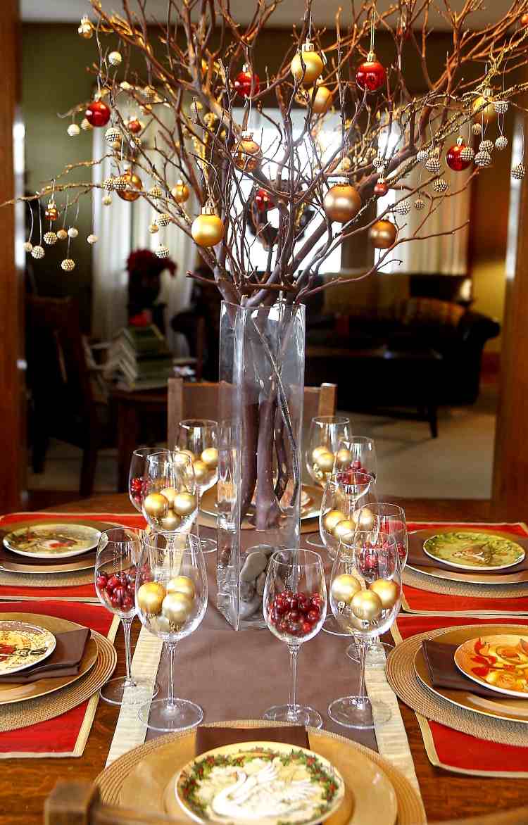mesa-decoração-idéias-casamento-natal-época-ramos-alto-vaso-de-vidro-bolas-douradas