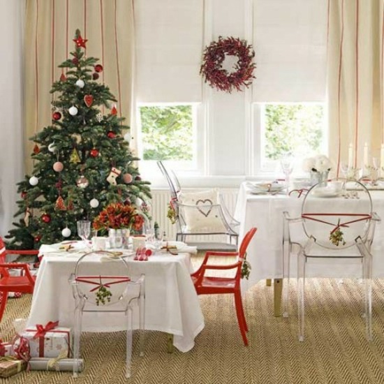 Sala de estar com pedestal de árvore de natal