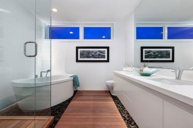 Cabine de duche com toucador de banheira com paredes brancas