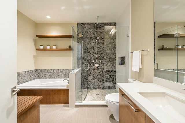 Ideias para banheiro com design de mosaico de madeira na parede posterior do chuveiro