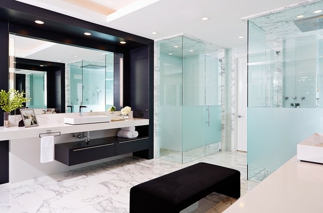 espaçosa banheira espelho penteadeira piso de mármore