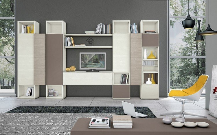 guarda-roupa-sala de estar-crú-marrom-tons-claro-madeira-cinza-cor da parede