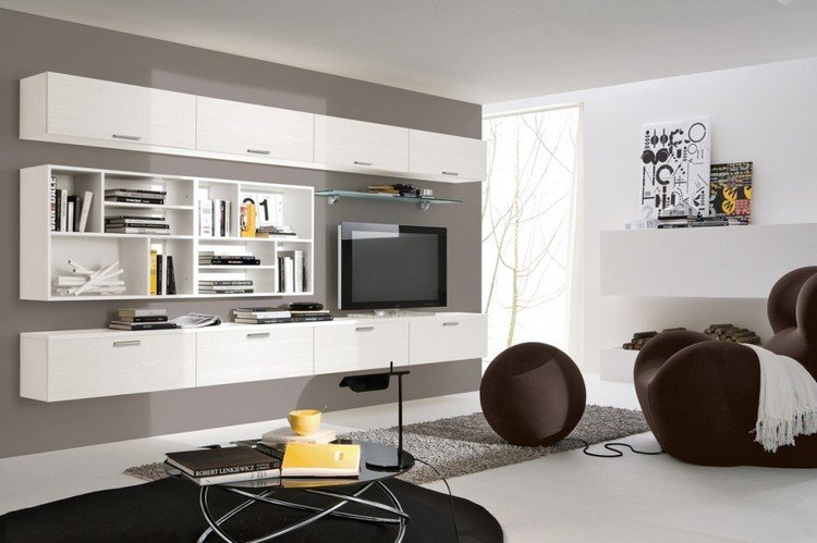 Unidade de parede na sala de estar com televisão em cores cinza-acastanhado