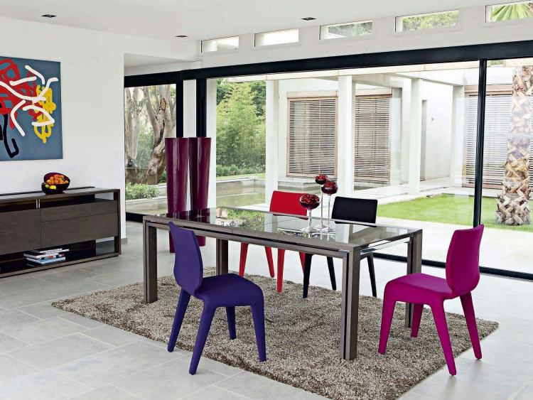 moderna-sala de jantar-mobília-design-interior-preto-cinza-cadeiras-violeta-lilás