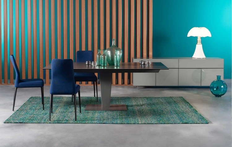 moderna-sala de jantar-mobília-design-interior-parede-pintura-turquesa-azul-cadeiras-estofamento-tapete-mesa de jantar-aço inoxidável