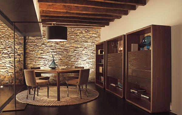Monte uma parede de pedra natural na sala de jantar com prateleiras para vinhos