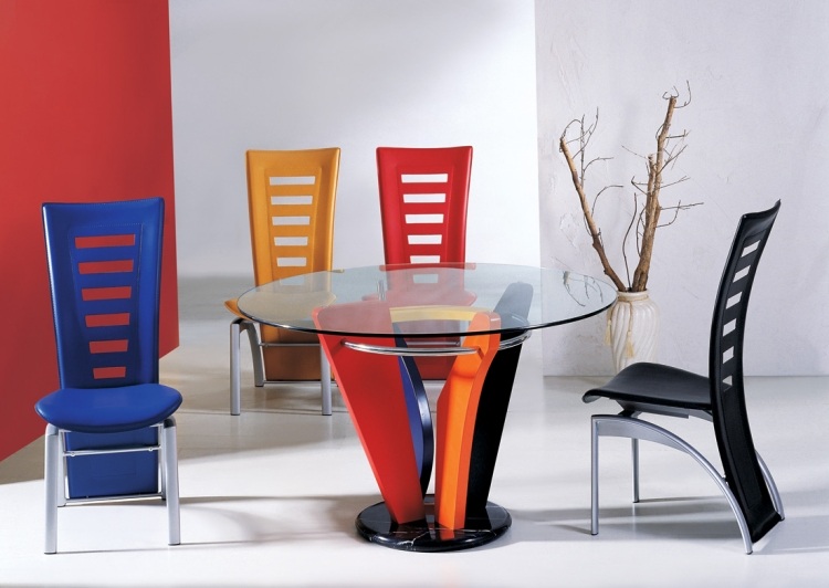 sala-de-jantar-moderna-mobília-design-de-interior-extravagante-cores-luminosas-pretas-cadeiras-placa de vidro