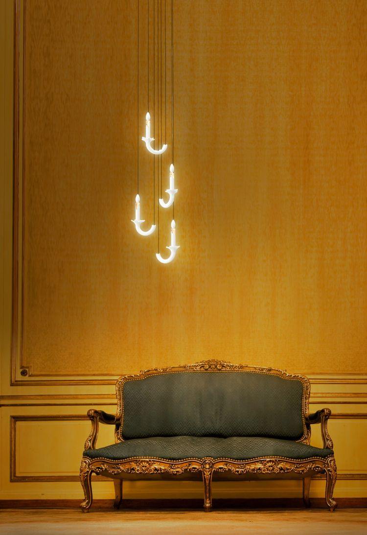Móveis de design amarelo-ocre-parede-vela-branco-pendente-lâmpada-cinza-sofá-piso de madeira