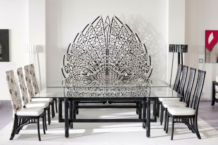 Móveis de design sala de jantar-vidro-mesa-cadeiras-pretas-branca-parede-carpete-chão-cinza