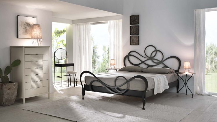 design-móveis-quarto-cama-preta-branca-parede-chão-carpete-cômoda-cortinas