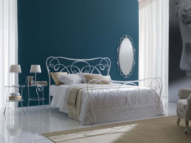 design-móveis-quarto-branco-cama-roupa de cama-azulejos-alto brilho-azul-parede