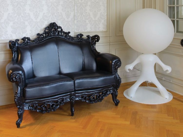 design-móveis-sofá-pano decorativo-preto-couro-branco-papel de parede-parquete-madeira