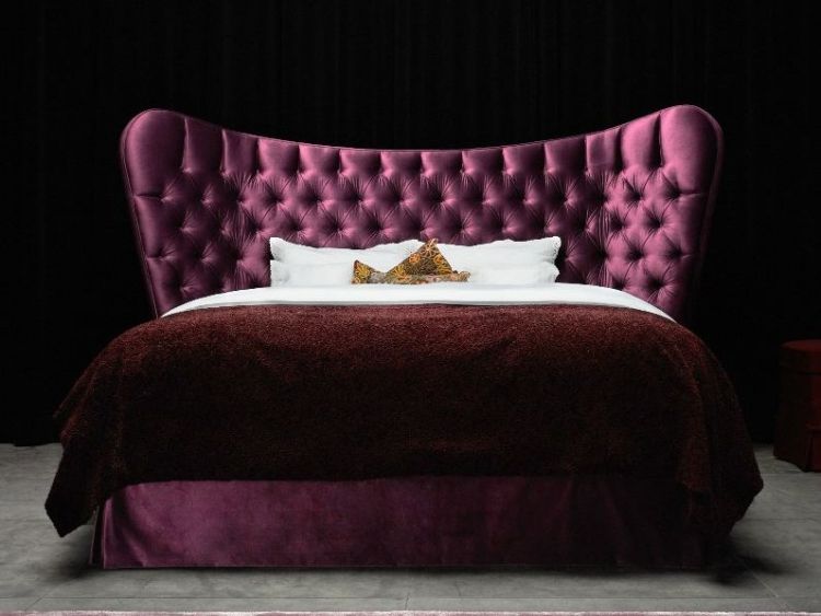 design-móveis-quarto-roxo-cama estofada-branca-roupa de cama-piso-cinza-concreto-look