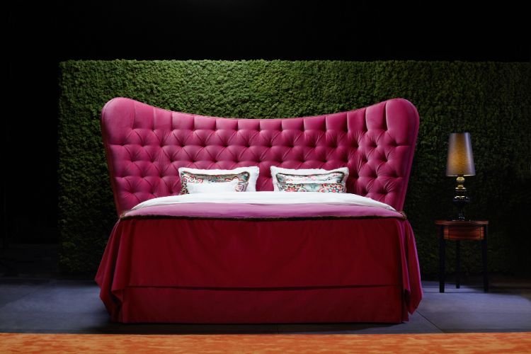design-móveis-quarto-rosa-estofado-cama-cama-linho-verde-parede-carpete-azul-marrom-abajur de mesa