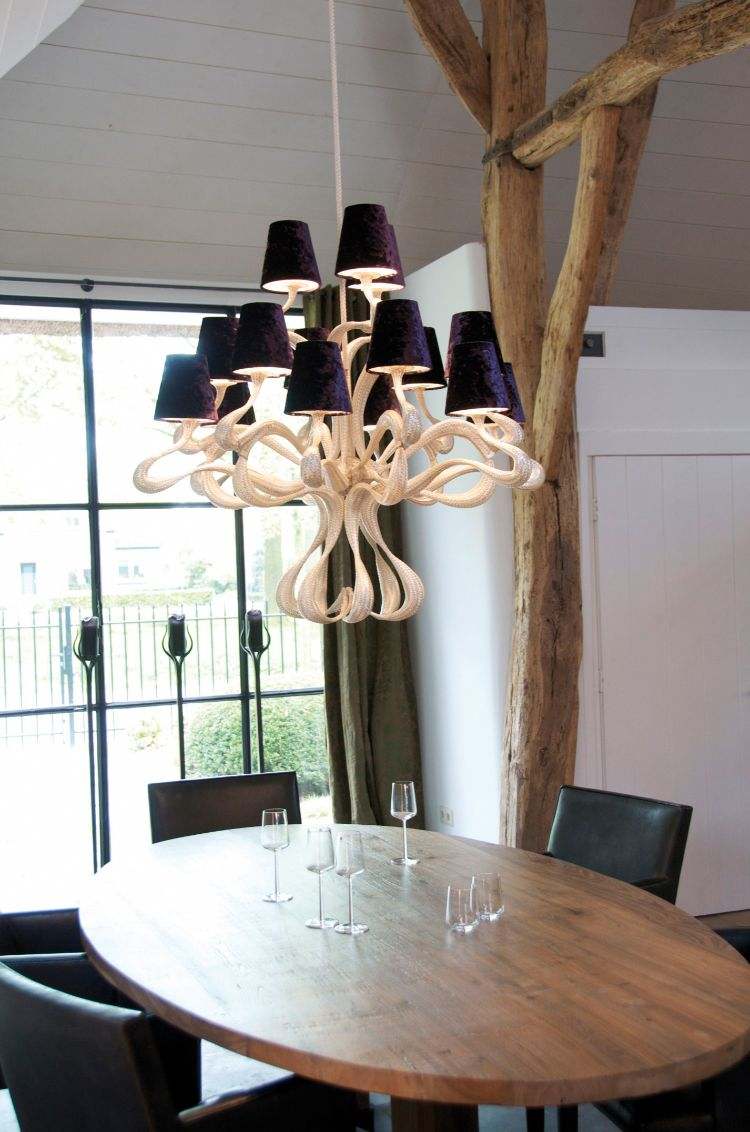 design-móveis-sala de jantar-madeira-mesa-couro-cadeira-preto-bege-roxo-abajur-vidro-parede
