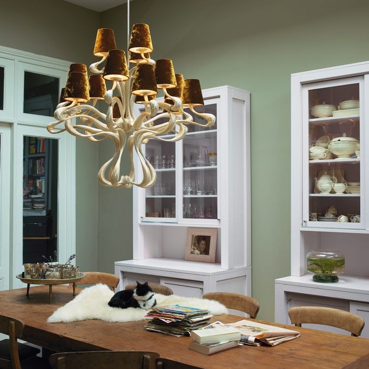 design-móveis-sala de jantar-madeira-mesa-cadeiras-verde-lâmpada de parede-marrom-branco-prateleira