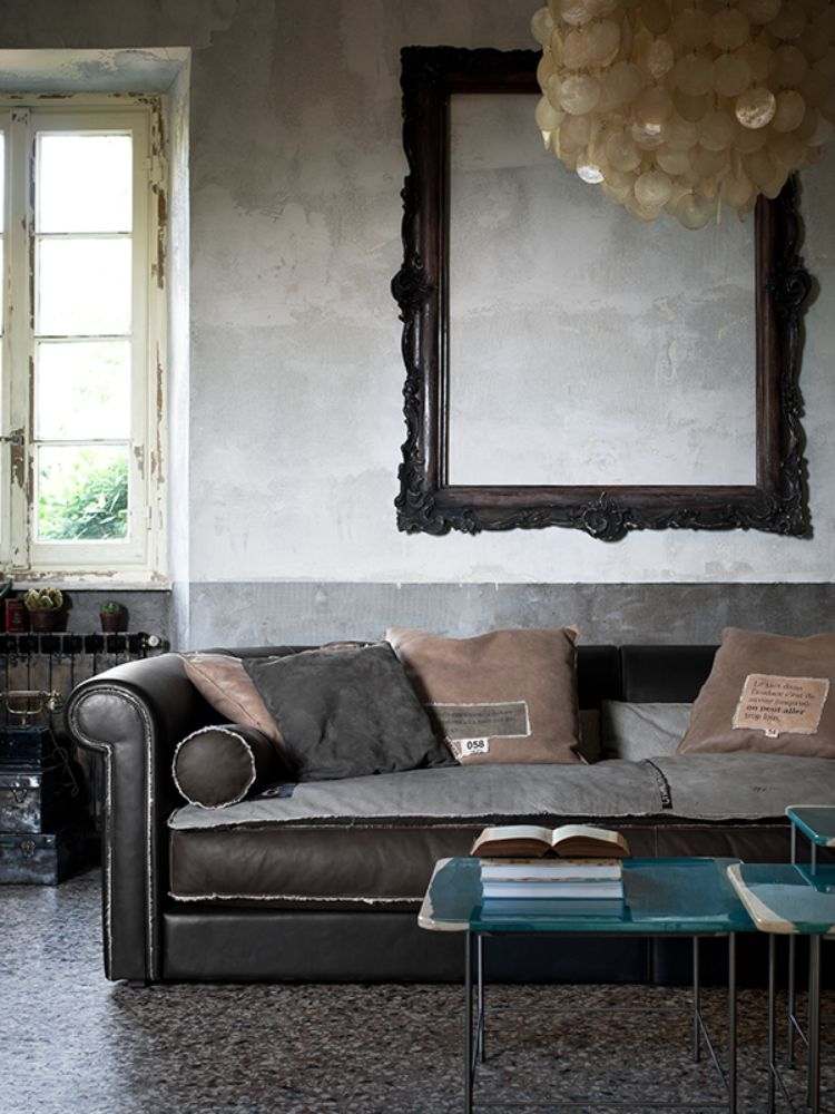 design-mobília-sala de estar-couro-sofá-espelho-moldura-marrom-almofadas-mesa de vidro