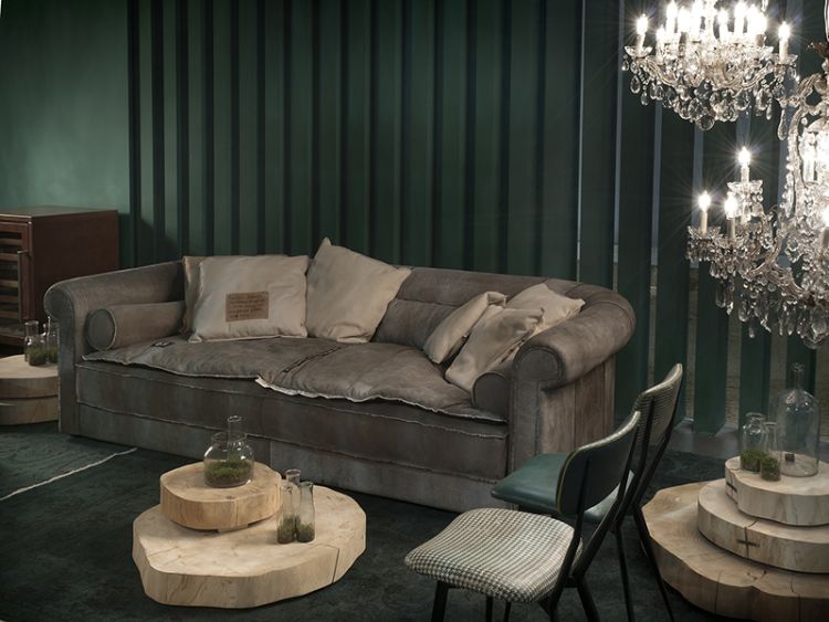 design-móveis-sala de estar-cinza-sofá-branco-almofadas-mesa de madeira-verde-cadeira-parede