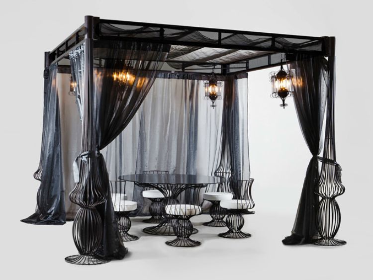 design-móveis-cortinas-pretas-pavilhão-mesa-cadeiras-luzes de vidro