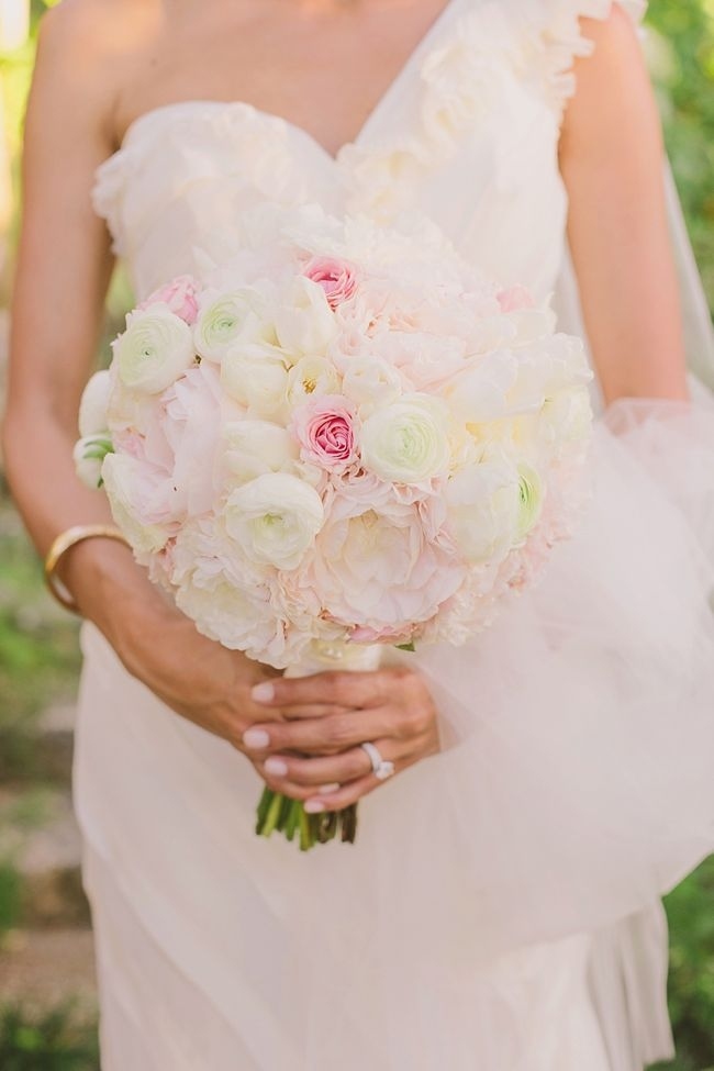 bouquet de noiva-redondo-em-forma-rosa-rosa-cor-ranúnculo-decoração de casamento