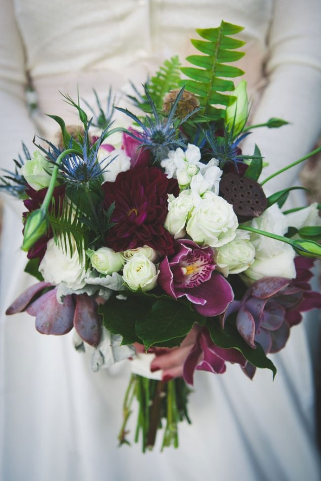 tendências de floricultura elegante-buquê-nupcial-roxo-casamento