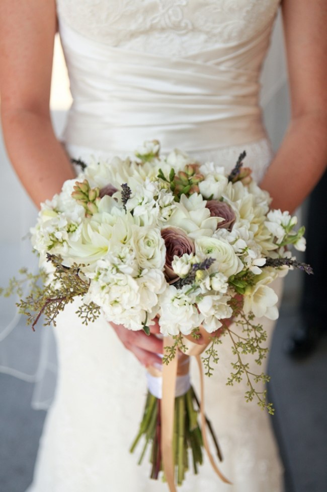 buquês-de-casamento-exuberantes para combinar-com-o-vestido-ranúnculo-decoração-de-casamento