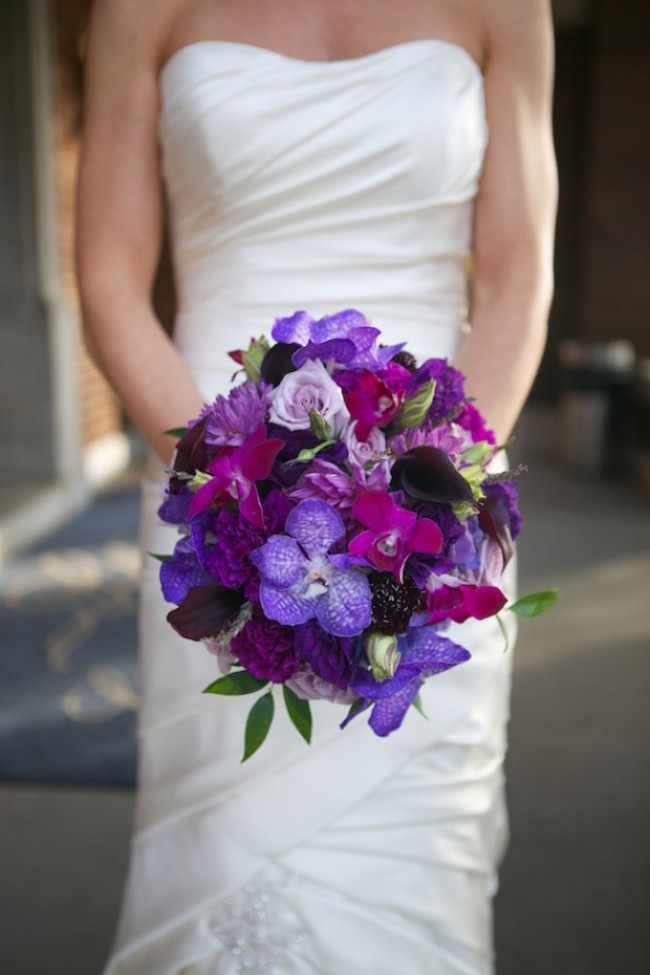 Ervilhas exuberantes-doces-casamento-buquê-redondo-em forma-escuro-perfumado com perfume de violeta