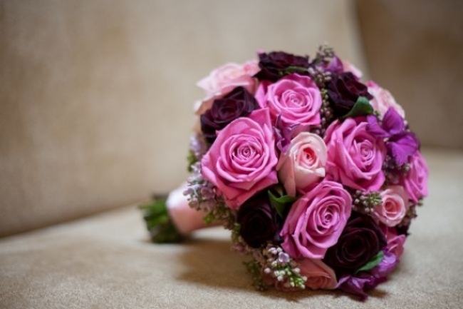 Joias de noiva-casamento-buquês-rosas-roxas-redondo-versátil