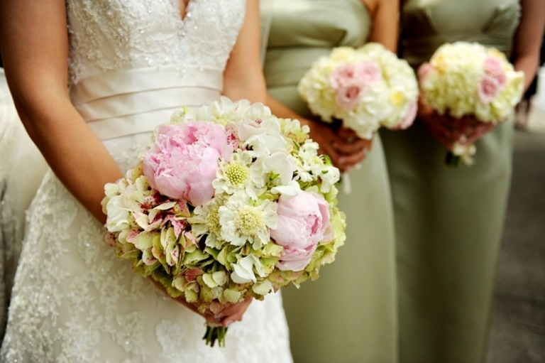 ideias para o buquê de casamento vestido de noiva cor creme peônias rosa