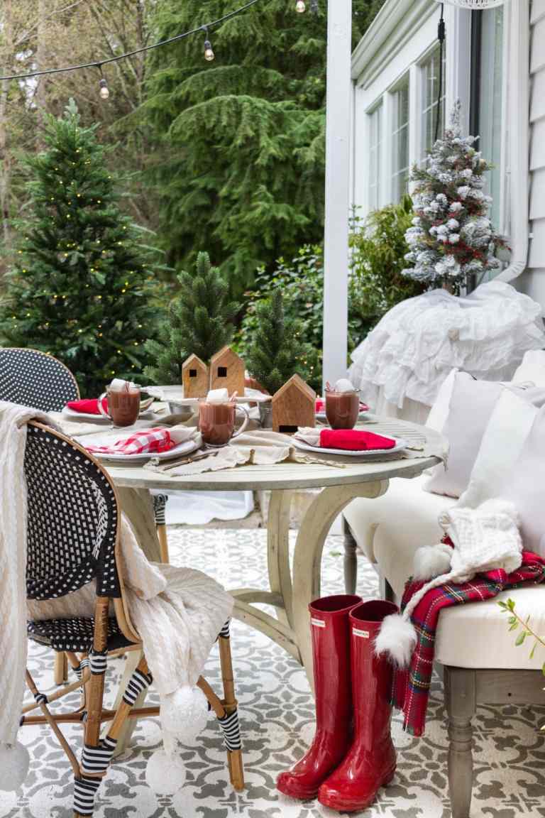 Decoração de Natal no terraço mesa de jardim ideias de decoração festiva