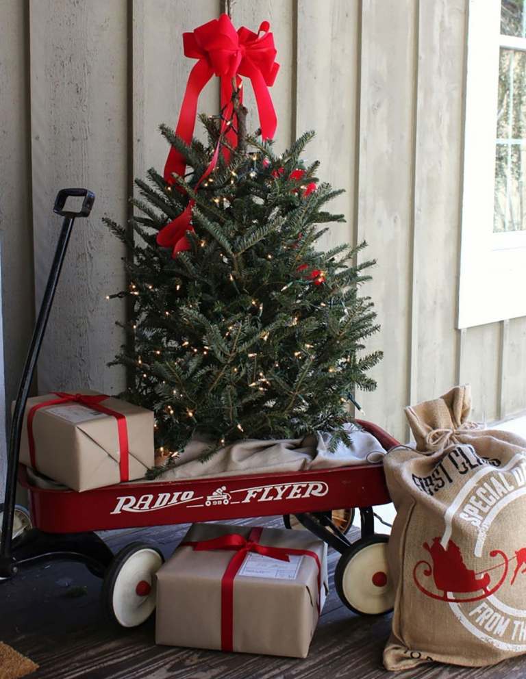 Terraço de decoração de Natal decorar árvore de Natal em carrinhos de mão e presentes