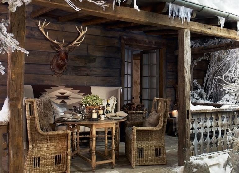 Decoração de Natal no terraço estilo chalé organiza ideias para uma mesa festiva de jardim
