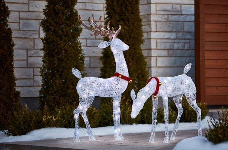 Decoração de Natal no terraço com figuras de veado iluminadas ao ar livre