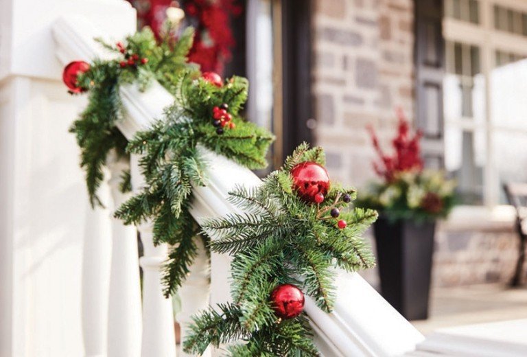 Guirlanda de corrimão de terraço de decoração de Natal feita de verde de abeto e com ideia de decoração de bolas vermelhas