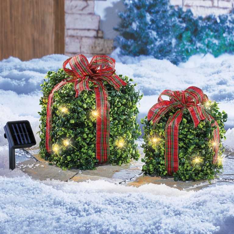 Decoração de Natal no terraço, presentes de funileiro de buxo decoram luzes de fada