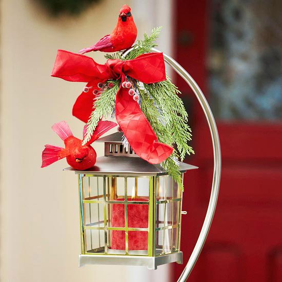 Ideia de decoração de Natal com fita vermelha de velas