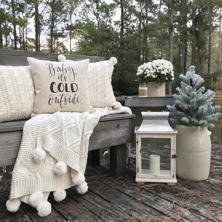 Decoração de Natal purística no terraço com árvore de Natal artificial em um vaso
