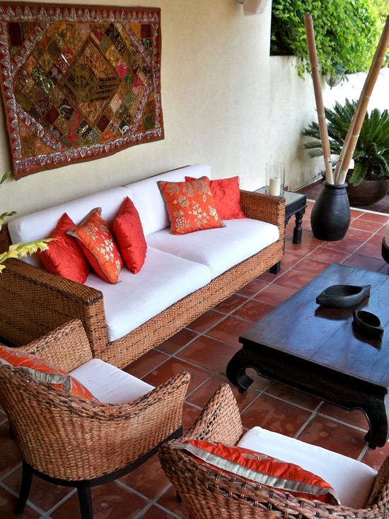 vaso de telhas de terracota para decoração de varas de bambu terraço