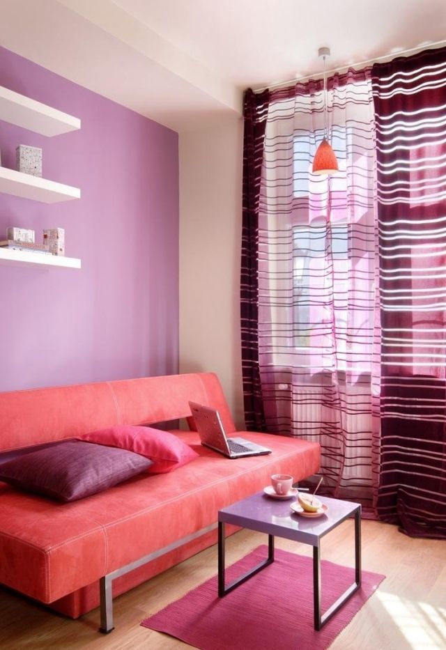 Ideias para a sala de estar pintar paredes-cortinas-branco-prateleiras com toques de púrpura