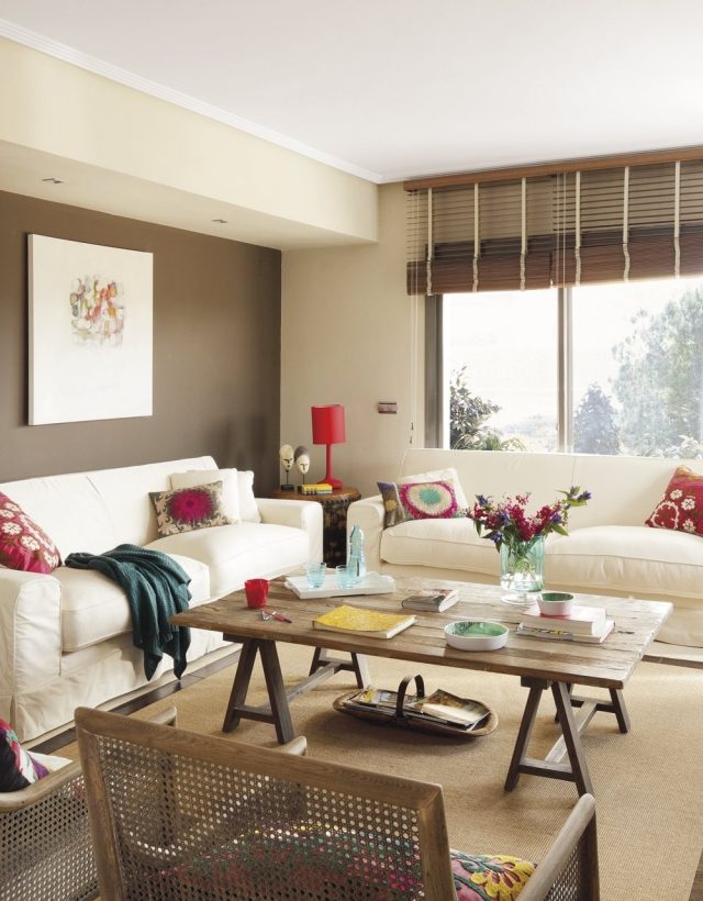 sala de estar-parede-pintura-marrom-ecru-sofás estofados-madeira-mesa de centro