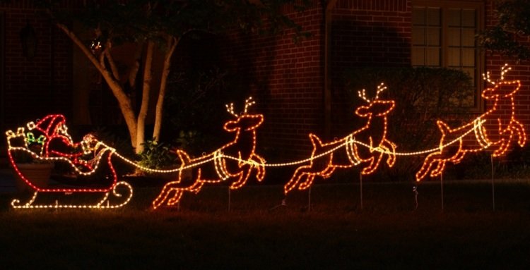 ideias de decoração de natal com luzes de fada renas de trenó de papai noel