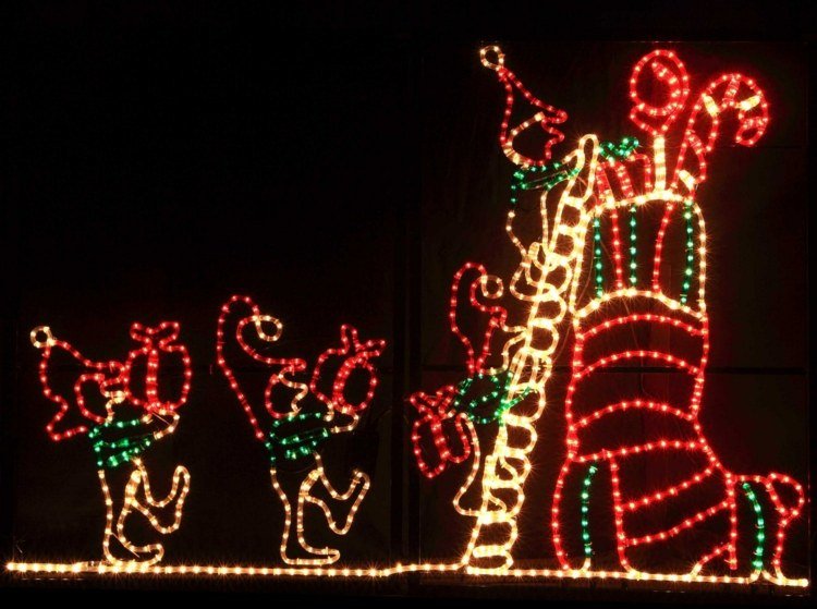 idéias de decoração de natal com luzes de fadas botas de elfos escada presentes jardim