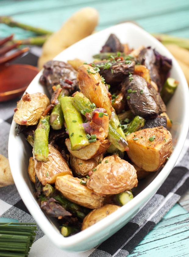prato de bife grelhado-pratos de batata-espargos-salada-batatas tardias