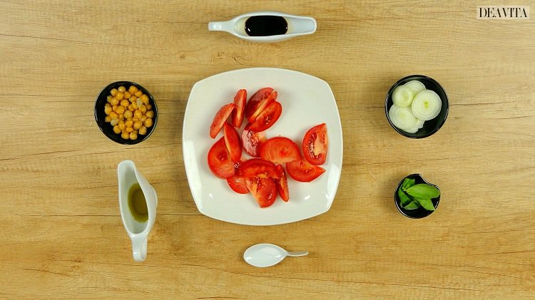 Salada com grão de bico para emagrecer molho de manjericão de tomate