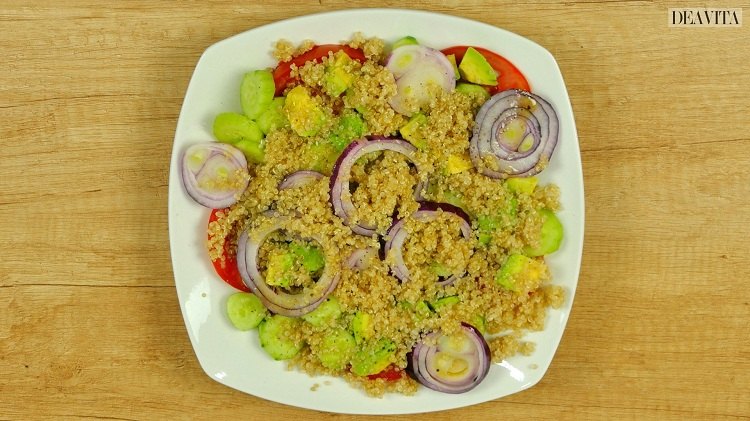 Salada de Abacate Quinoa com Cebola Vermelha de Pepino e Tomate
