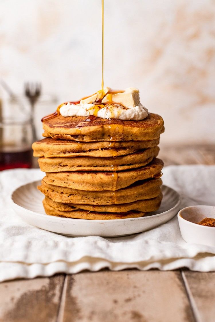 panquecas de abóbora saudáveis ​​com 3 ingredientes, café da manhã vegano