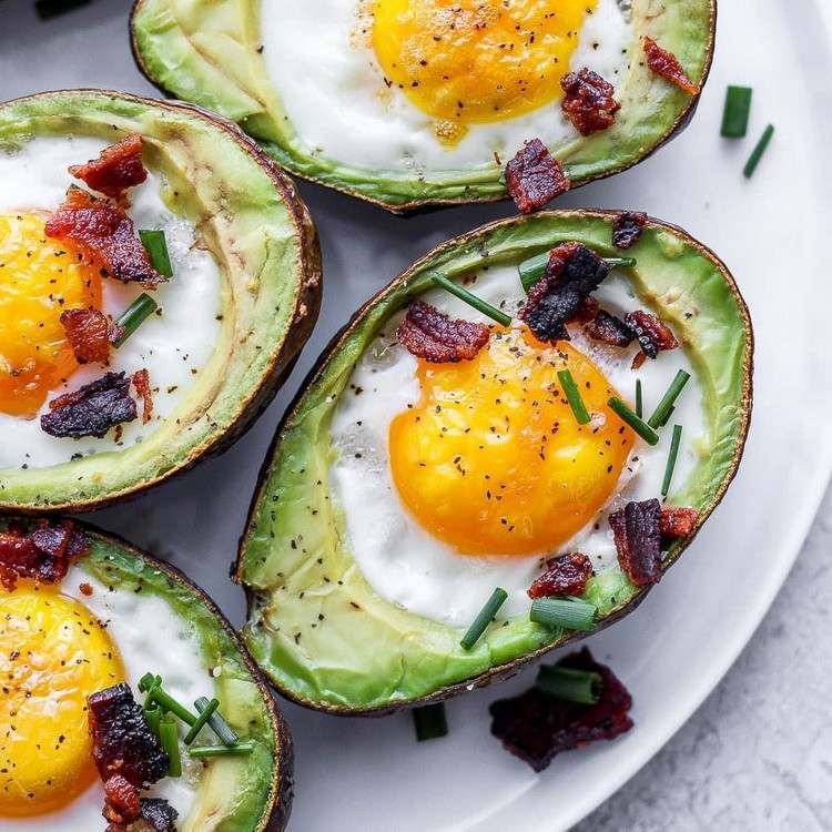 Receita de 3 ingredientes para café da manhã com abacate saudável com ovos