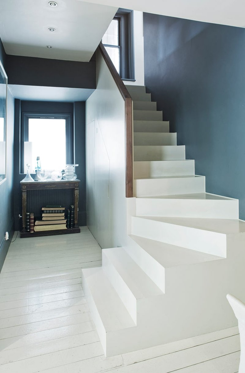 ideias vivas para corredor moderno gasto escada azul-cinza escuro mesa lateral branca