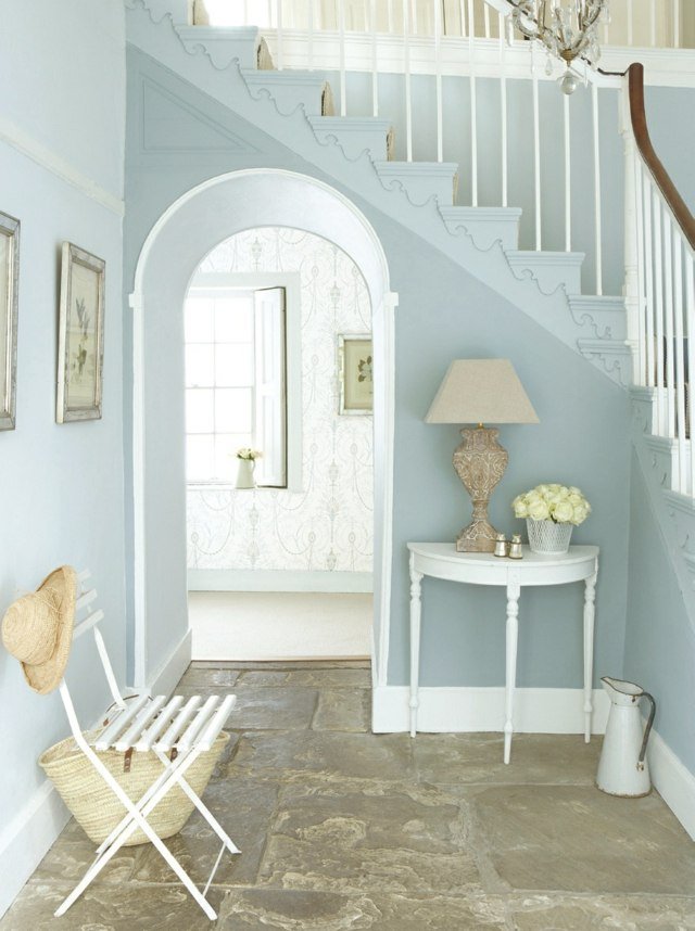 Mobiliário de corredor com design azul celeste branco surrado chique